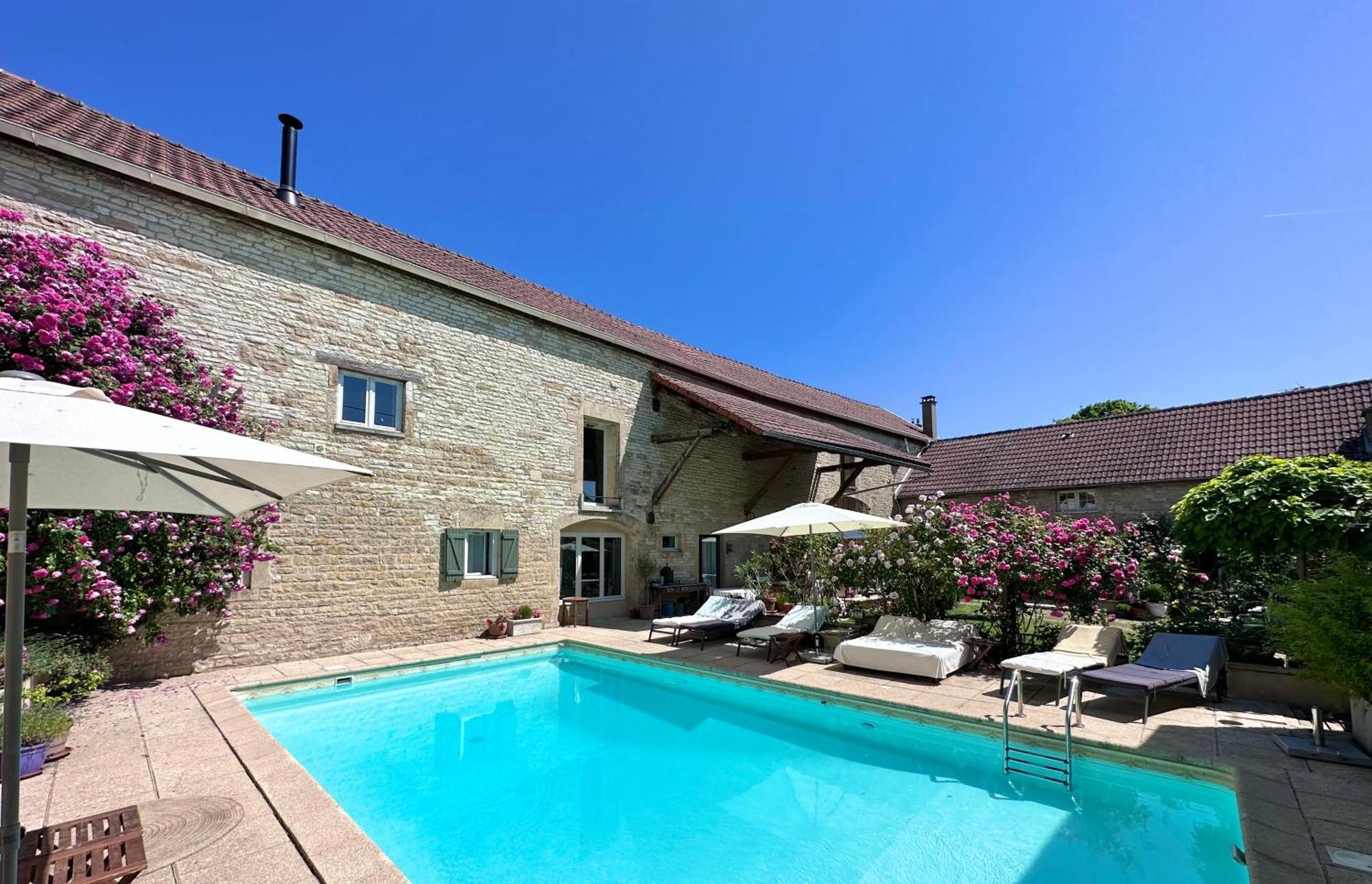 La Cour Des Delices Bed & Breakfast Gigny  Exterior photo